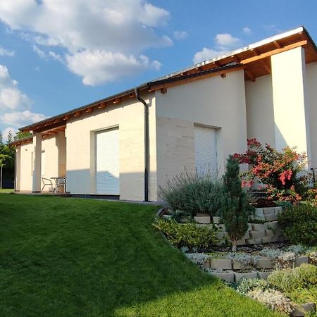 White Column House Lägenhet Diosd Exteriör bild